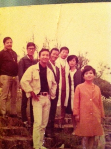 từ trái: Hoàng Liêm, Quốc Hùng, Duy Khiêm, Ngọc Chánh, Pat Lâm và vợ, Ngọc Mỹ