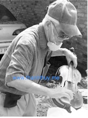 Nhạc sĩ Đan Thọ từ Houstron trở về căn nhà ngập lụt tại New Orleans do cơn bão Katrina tàn phá, vớt cây đàn violin thân yêu từ sàn nhà ngập nước lên