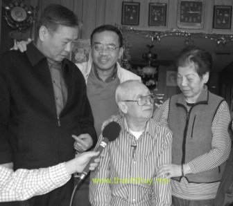 Từ trái qua phải: nhạc sĩ Hoàng Thi Thao, Trường Kỳ, nhạc sĩ Lữ Liên và nghệ sĩ Thúy Liệu tại căn “mobile home” của Lữ Liên ở thành phố Westminster, nam California năm 2007