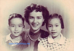 Ba mẹ con. Từ trái: Bửu Minh, Minh Trang và Ðoan Trang (tức Quỳnh Giao hồi bé) (Hình: Quỳnh Giao)