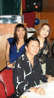 Quỳnh Hương và Tâm Đan chụp lưu niệm với Duy Quang