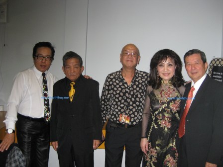 Một số thành viên của Ban Shotguns hội ngộ tại Sydney, Úc - vào tháng 3, 2012. từ trái: Elvis Phương, Hoàng Liêm, Mạnh Tuấn, Thanh Thúy, Ngọc Chánh (photo: Nguyễn Toàn)