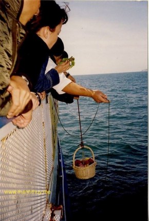 Hôm thả tro xuống biển Long Beach có rất đông những tình thân đến với Anh Tú lần cuối. Có Phương Hồng Quế, Trần Toàn, Chánh, TQB và còn nhiều thương yêu khác.