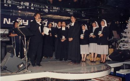 Hình ảnh cảm động của các frères, các soeurs lên sân khấu nhận tấm lòng của những đứa học trò ngày xưa không quên công ơn giáo dục của các Sư Huynh Lasan.