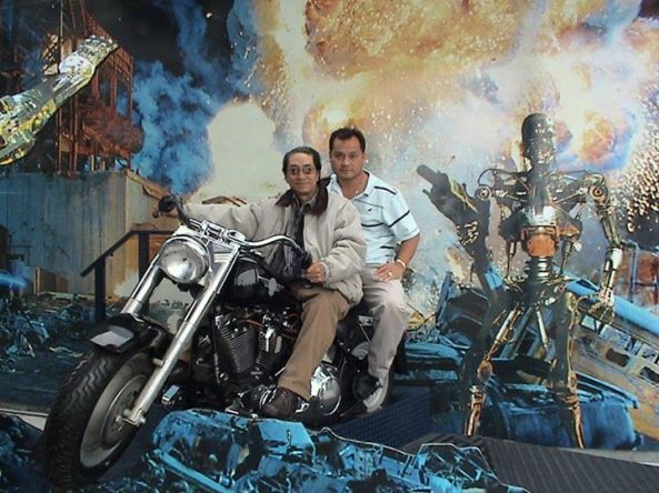 Cảnh NS Hoài Trúc Phương và cậu con trai Andrew Nguyễn đi du lịch ở Las Vegas năm 2013. Đã lâu hai cha con không có dịp gần nhau. Hình ảnh này mãi là giây phút tuyệt vời nhất.