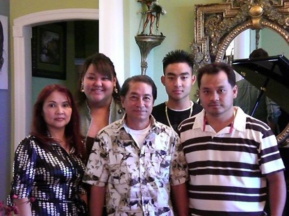 Hàng đầu: Nghệ sĩ Hoài Trúc Phương đứng giữa con trai Andrew Nguyễn và con dâu Phạm Thị Quế. Hàng sau là Anjelynn Nguyễn và Benjamin Nguyễn (con gái và con trai của vợ chồng Andrew)