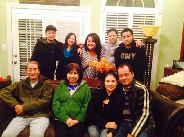 Năm 2013, nghệ sĩ Hoài Trúc Phương (ngồi bìa trái) từ VN bay sang Mỹ tham dự ngày cháu nội Anjelynn Nguyễn tốt nghiệp 4 năm đại học. Cạnh bên là nghệ sĩ Kim Tuyến từ Cali cũng bay sang trong ngày vui của cháu nội
