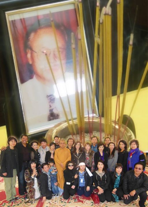 Hàng ngồi từ trái sang phải: Linda Agogo, Duy Thanh, bé Mèo, Mai Lệ Huyền, bé Trúc, Phương Hồng Quế, Ngọc Minh, Ngọc Trọng và hàng đứng từ trái: Ngọc (Việt Tide), Quốc Anh, Trang Thanh Lan, Đạt, Yến Tú Quỳnh, Tuấn Châu, thầy Thích Minh Mẫn, Trung Nghĩa, Thanh Lan, Mai Ngọc Khánh, Lưu Thế Vũ, Đan Thanh, Michael Trụ, Linh Phương, Phượng Linh, Phượng Khanh chụp tại lễ cầu siêu nhạc sĩ Đoàn Châu Bào thứ ba ngày 4/3/2014 tại chùa Huệ Quang