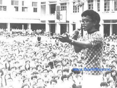 Trường Kỳ trong một đại nhạc hội nhạc Trẻ trước 1975