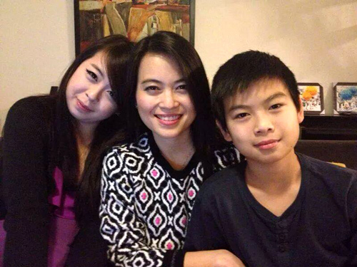 Bức hình chị Minh và hai con tươi cười chụp vào tết dương lịch năm 2014 được gia đình sử dụng làm ảnh thờ.