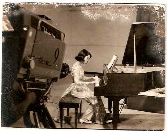 Dương cầm thủ Quỳnh Giao trên đài Truyền Hình Việt Nam trước 1975