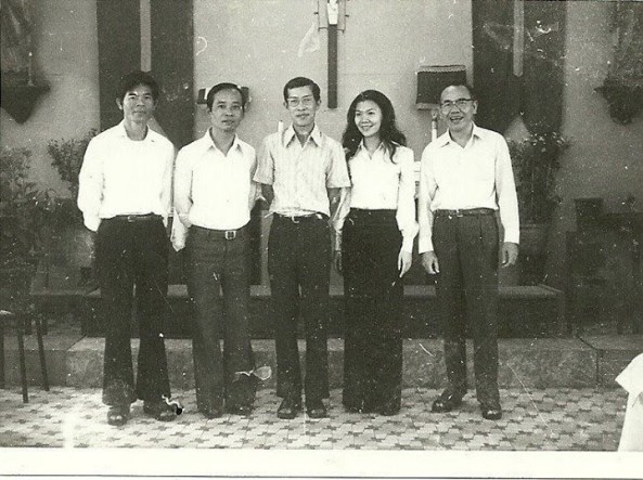 Từ trái ns Mai Phương, ns Đăng Tiến, cha Hoa, Mỹ Khanh, ns Hùng Lân năm 73 tại nhà thờ Cầu Mới (Tân Định).