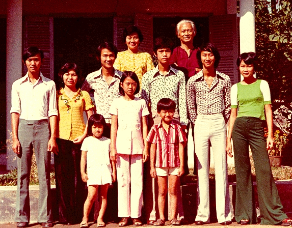 Gia đình Phạm ở cư xá Chu Mạnh Trinh (nhà mới, cuối ngõ)