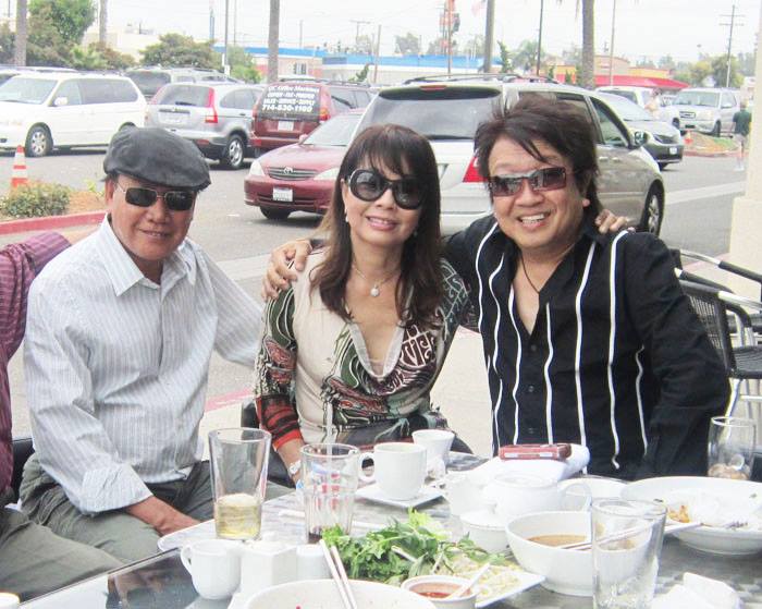 Từ trái sang phải: Ca sĩ Giang Tử, Phương Hồng Quế, TQB chụp tại Quận Cam năm 2011