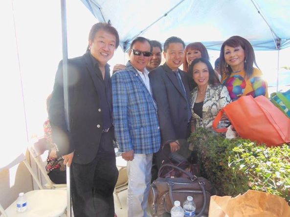 Từ trái sang phải: TQB, Giang Tử, Tuấn Châu, Uy Nguyễn (công ty Teletron), Vy Lan, Mỹ Huyền, Phương Hồng Quế chụp tại sân khấu ngoài trời trước cửa tiệm Teletron nhân kỳ 5 năm thành lập ngày 10 tháng 8 năm 2013