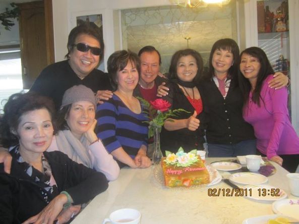 Ảnh chụp buổi cơm hội ngộ tại nhà ca sĩ Phượng Khanh ngày 2 tháng 12 năm 2011. Từ trái sang phải: Đan Thanh, Giáng Thu, Trần Quốc Bảo, Phượng Khanh, Giang Tử, Mai Lệ Huyền, Phương Hồng Quế, Linh Phương