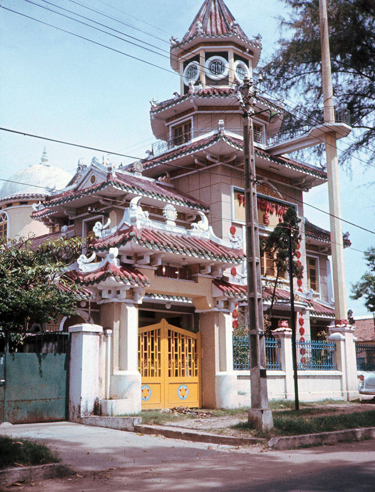 Chùa Tam Tông Miếu trên đường Cao Thắng, cách nhà Thanh Thúy không bao xa.