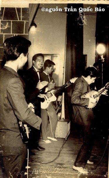 Ảnh chụp tháng 7 năm 1957 tại rạp Thống Nhất với Nguyễn Long, Lê Duyên (mandolin), Ngọc Minh Hà, Khánh Băng, Huỳnh Hoa (Saxo). Hình này do con trai NS Ngọc Minh Hà tặng TQB hồi tháng 2 năm 1996