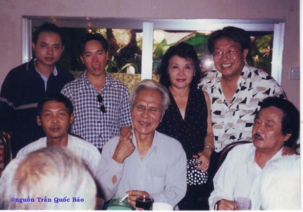 Hàng đứng từ trái sang phải: Nhạc sĩ Đỗ Quang (con trai NS Viết Chung), MC Thanh Hải, ca sĩ Trúc Mai, TQB và hàng ngồi: Thịnh, NS Khánh Băng và NS Tòng Sơn chụp ngày 15 tháng 6 năm 2000 