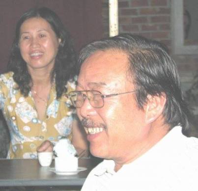 Nhạc sĩ, thi sĩ Đynh Trầm Ca cùng vợ Mã Thu Giang chụp tại Thạch Trúc Viên