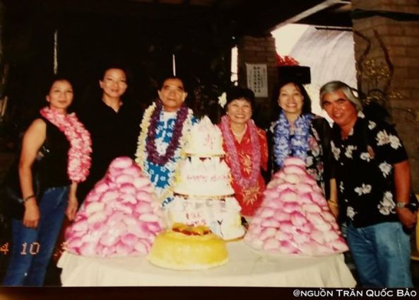 Từ trái sang phải: Mỹ Hóa, Lệ Hoa, ông Diệp Bảo Tân và vợ, Thùy Linh, nhiếp ảnh gia Nick Út chụp trong tiệc sinh nhật 73 tuổi của Ông Diệp Bảo Tân ngày 6 tháng 10 năm 2004 tại Monterey Park.