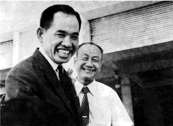 Ông Khai Trí và nhà biên soạn tự điển Nguyễn Văn Khôn