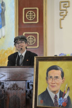 Họa sĩ Vi Vi nói về kỷ niệm với nhà văn Nguyễn Trường Sơn. (Hình: Văn Lan/Người Việt)