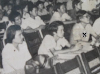 Ảnh tư liệu: Nhạc sĩ Trúc Phương, người ngồi bên phải (dấu X), đang ngồi chấm thi Hội diễn Văn nghệ Quần chúng năm 1990 tại Vĩnh Long