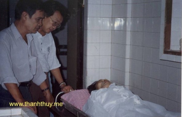 Nhạc sĩ Thanh Sơn và Trần Quốc Bảo là người có mặt đầu tiên khi nghe tin nhạc sĩ Trúc Phương qua đời. Ảnh chụp ngày 18 tháng 9 năm 1995