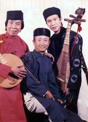 Từ trái sang phải: Ngọc Bích, Lữ Liên, Vũ Huyến với ban AVT hải ngoại chụp năm 1976-1977