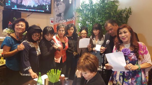 Tiết mục mừng sinh nhật nhạc sĩ Lam Phương đã được Ban Tổ Chức chuẩn bị chu đáo. Phương Hồng Quế, Trang Thanh Lan chọn bài hát Mùa Thu Yêu Đương (dĩ nhiên là của NS Lam Phương) để mọi người hát chung. Sân khấu không đủ chỗ đứng... mọi người tự động đứng sát nhau xếp theo hình vòng cung... như những cánh chim cùng quây quần hát ca...