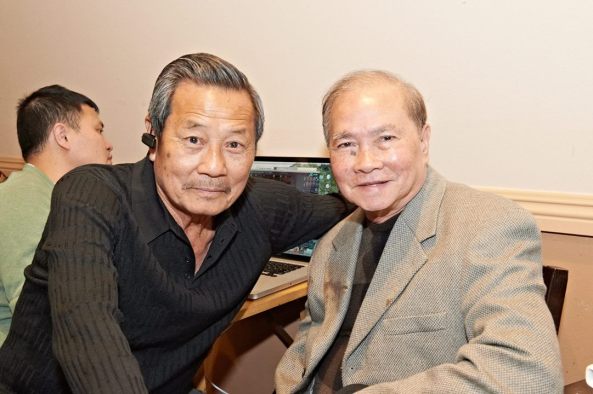 Ca sĩ Phương Đại (phải) và anh Lê Quí Đình (thân phụ Lynda Trang Đài). Đêm nay anh Lê Quí Đình và nhà hàng Hàng Me giúp đỡ BTC rất nhiều. Trân trọng cám ơn những chân tình quý báu đó.