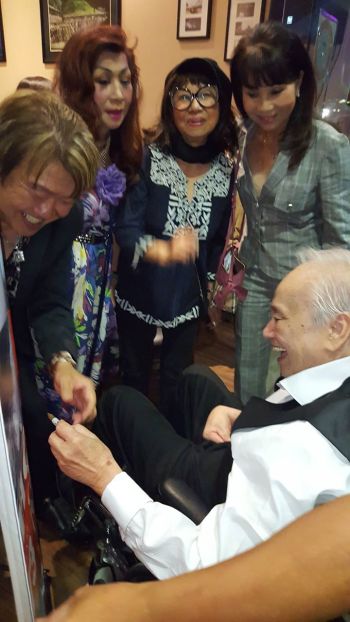 Nhạc sĩ Lam Phương dù cầm viết khó khăn nhưng vẫn vui lòng ký lưu niệm trên banner. Trong ảnh có Trần Quốc Bảo, Kim Loan, Mỹ Hòa, Phương Hồng Quế rất vui khi thấy nụ cười của Ông luôn tươi thắm trên môi