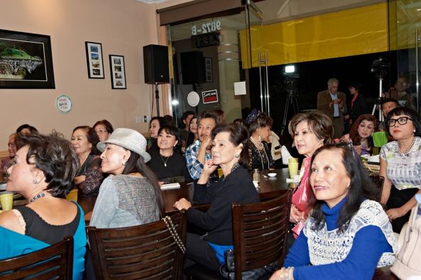 Mọi người đang say mê thưởng thức những clip video nhạc mà Thế Giới Nghệ Sĩ còn lưu giữ được từ hơn 50 năm qua