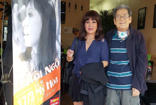 Ngoài ra, hình ảnh tham dự của đôi nghệ sĩ Minh Phúc – Minh Xuân cũng làm nhiều bạn bè rung cảm. Anh Minh Phúc chưa khỏe hoàn toàn nhưng vẫn chở vợ đến thật sớm. Anh ngồi một góc với vợ suốt gần 4 tiếng đồng hồ... lắng nghe từng âm thanh, từng nốt nhạc của bạn bè nghệ sĩ cũ hát tặng nhau...