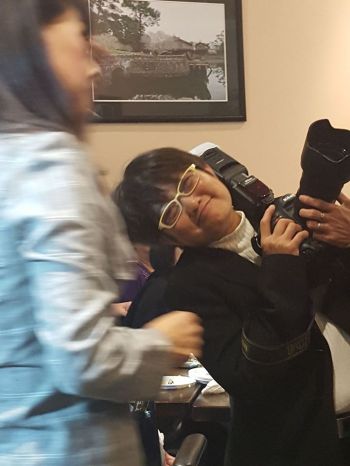 Nhiếp ảnh Bebe Hoàng Anh làm điệu với Phương Hồng Quế