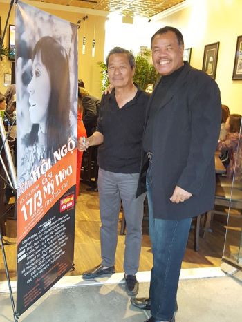 Anh Lê Quí Đình, người giúp rất nhiều BTC đêm nay và bên phải là ca sĩ Quốc Anh