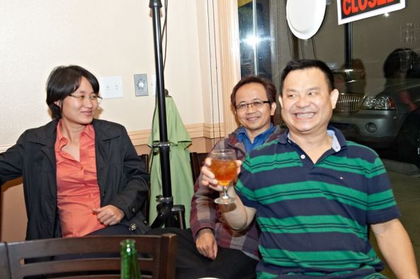 Sau những giờ làm việc mệt nhoài, tới lúc "hưởng" chứ.. Từ trái: Ngọc, Đức, Lý