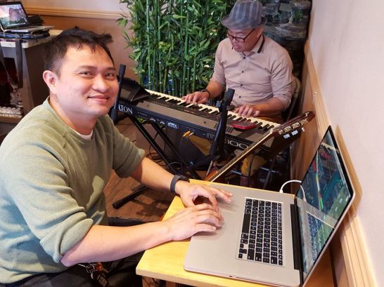 Đêm nay chương trình ca nhạc được xôm tụ nhờ tay đàn Tony Q Nguyễn và giàn âm thanh tuyệt vời của Mai Định (cảm động nhất là do chính chủ nhân chăm sóc)