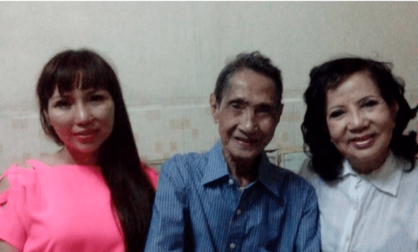 Từ trái: Ca sĩ Cẩm Như, nghệ sĩ Tuấn Đăng, nghệ sĩ Giang Kim chụp ảnh lưu niệm ngày 12 tháng 12 năm 2015 nhân dịp tuần báo Thế Giới Nghệ Sĩ nhờ chuyển những món quà tương trợ từ Mỹ về 