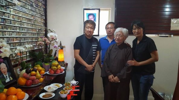 Lễ cầu siêu Bác Nguyễn Hiệp tuần lễ thứ 6 tại chùa Liên Hoa ngày Chủ nhật 31 tháng 7 năm 2016. Từ trái sang phải: Trần Quốc Bảo, Bác sĩ Nguyễn Hùng (con trai lớn của Bác Hiệp), Bác Nhung, Ông Thụy Như Ngọc