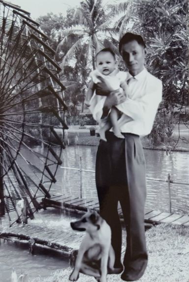 Ông Tư Thiêm chụp năm 1958 với bé Huyền (cháu nội, trưởng nữ của bác Hiệp và Nhung)