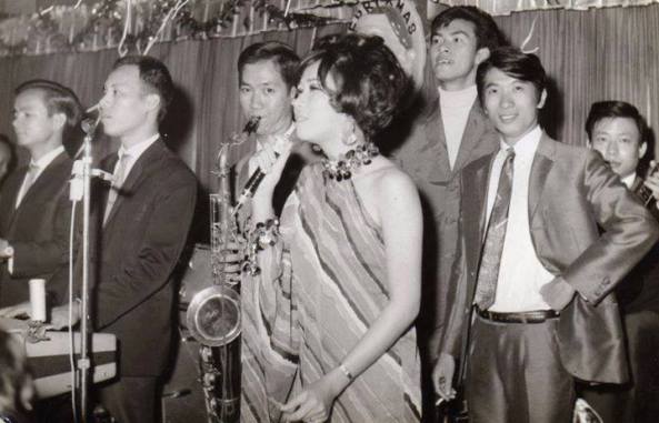 Từ trái: Nhạc sĩ violin Đào Duy Tình, nhạc sĩ Lê Vũ (Chấn), nhạc sĩ Sính (Saxo), Thiên Nga, Công Thành, Paolo, Hưng (guitare) tại phòng trà Baccara những năm 1966-1967