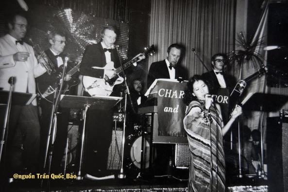 Ca sĩ Thiên Nga trình diễn tại Saigon những năm 1966-1967