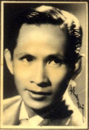 Bức ảnh năm 1956, lúc này nổi tiếng tại Đài phát thanh Pháp Á, và tại Huế qua vai trò là ca sĩ Châu Kỳ