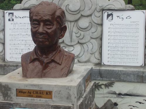 Nơi mộ nhạc sĩ Châu Kỳ có in bài nhạc Túy Ca với hình của thi sĩ Trương Minh Dũng trên bản nhạc.